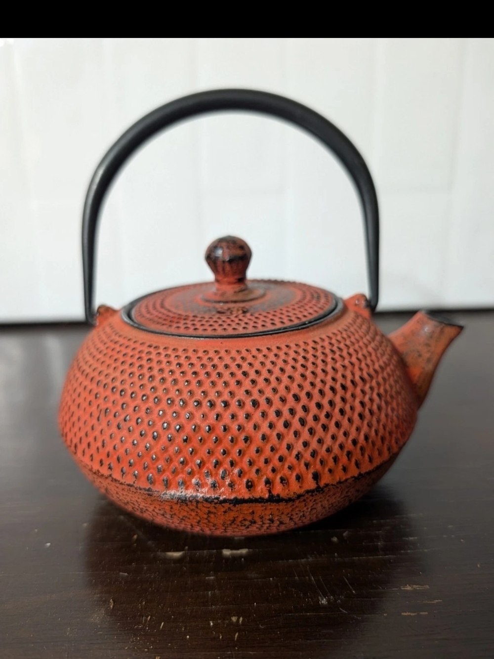 This Cast Iron Japanese Style Tea Pot is a stylish and practical addition to any